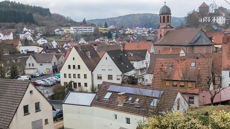 Für die Gestaltung des Rotenbergecks, des städtischen Parkplatzes und des angrenzenden Bereiches der Hauptstraße gab der Rienecker Stadtrat nun eine Machbarkeitsstudie in Auftrag.