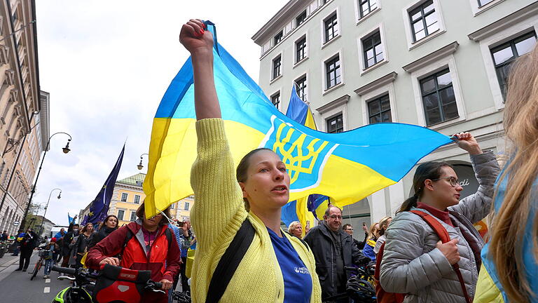 Kundgebung gegen den Krieg in der Ukraine.jpeg       -  Kundgebung gegen den Krieg in der Ukraine in München: Mehr als ein Jahr später scheint die Unterstützung zu bröckeln.