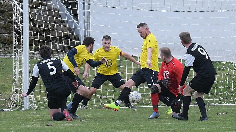 FC Wittershausen - SG Premich       -  Das Nachsehen hat Wittershausens Keeper Maximilian Dorn hier im Spiel gegen die SG Premich, doch die Kollegen können diese brenzlige Situation bereinigen.