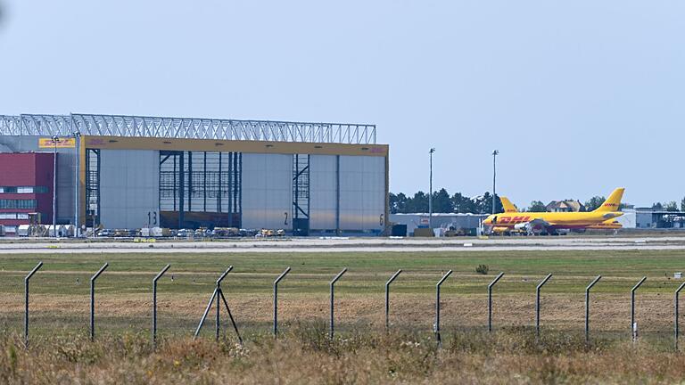 Frachtdrehkreuz Flughafen Leipzig / Halle       -  &bdquo;Als Reaktion auf die laufenden Ermittlungen von Behörden in mehreren Ländern hat DHL Express in allen europäischen Ländern Maßnahmen ergriffen, um sein Netzwerk, seine Mitarbeitenden und Einrichtungen sowie die Sendungen seiner Kunden zu schützen&rdquo;, sagte eine DHL-Sprecherin Ende August. (Archivfoto)