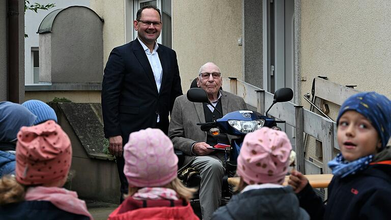 Der Karlburger Herbert Köhler wurde am Donnerstag 90 Jahre alt. Unter den Gratulanten waren auch Bürgermeister Michael Hombach und die Vorschulkinder des örtlichen Kindergartens.