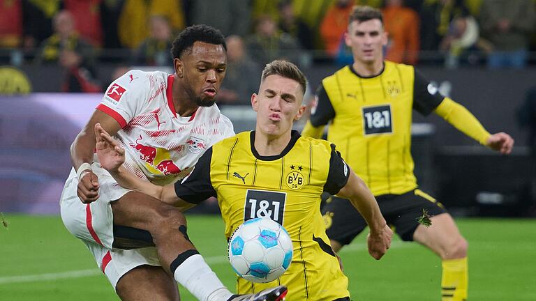 Borussia Dortmund - RB Leipzig       -  Dortmunds Nico Schlotterbeck und Lois Openda (l) von Leipzig kämpfen um den Ball und den Sieg im Topspiel.