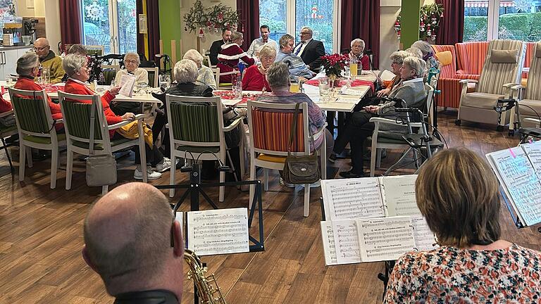Im Bild das Saxophon-Ensemble des Musikvereins Hambach in der AWO Tagespflege am Sonnenteller. Im Bild das Saxophon-Ensemble des Musikvereins Hambach in der AWO Tagespflege am Sonnenteller.