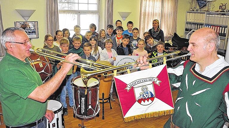 Aufgespielt: Die Klasse 4a der Grundschule Hofheim beim Fanfaren- und Spielmannszug Hofheim.