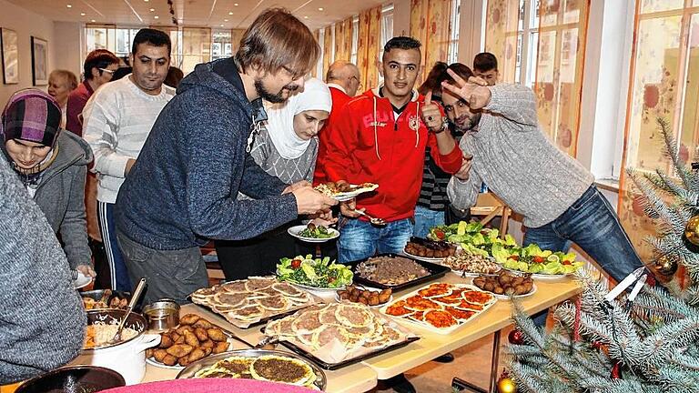 Ein gutes Miteinander: Im Dezember vergangenen Jahres trafen sich Neubürger, Helfer vom Solidaritätsteam und interessierte Mellrichstädter zum Kennenlernnachmittag in der Carl-Fritz-Stube und ein üppiges Buffet mit vielen arabischen Gerichten, gekocht von den syrischen Familien, stand für die Besucher zum Probieren bereit.