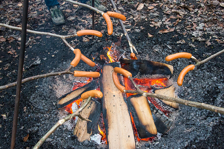 Würstchen am Lagerfeuer grillen: Die Belohnung nach der Wanderung.&nbsp;&nbsp;