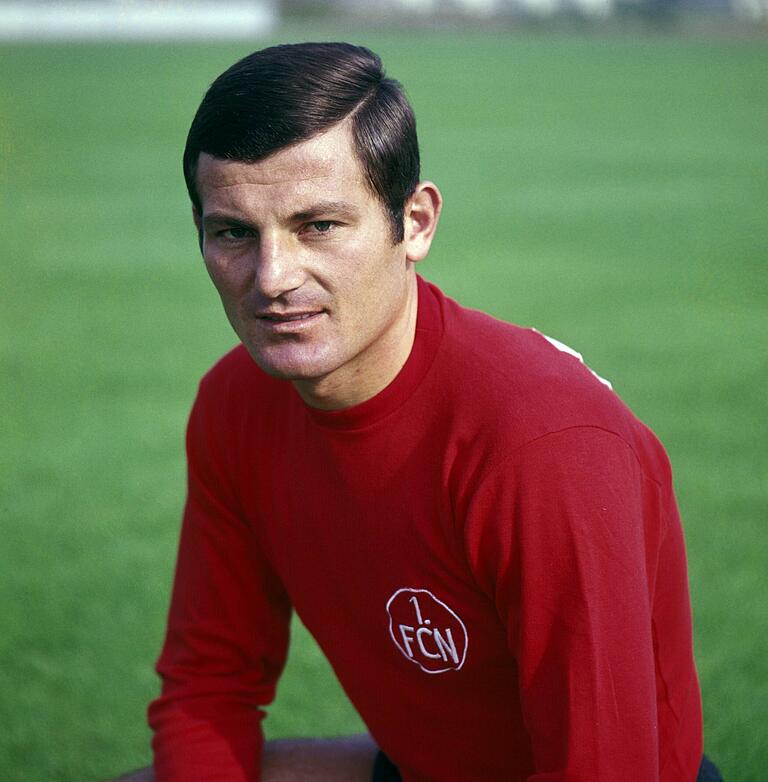 Ludwig Luggi Müller im weinroten Trikot des 1. FC Nürnberg. 1964 wechselte er aus Haßfurt in die Noris. Ludwig Luggi Müller im weinroten Trikot des 1. FC Nürnberg. 1964 wechselte er aus Haßfurt in die Noris.