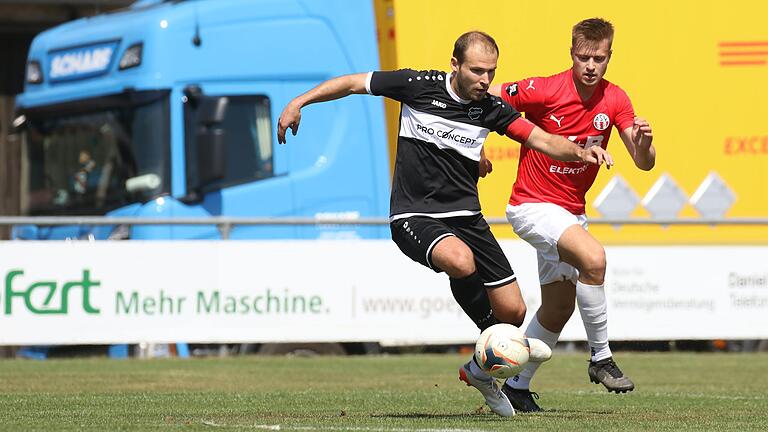 Geesdorfs Kapitän Philip Schlarb (links) kontrolliert den Ball vor dem Chamer Angreifer Christof Ostermayr. Der 1. FC Geesdorf verlor aber sein Heimspiel in der Fußball-Bayernliga Nord gegen den ASV Cham.