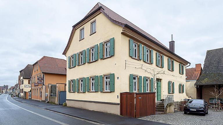 Um auch von außen den Charme des Oberndorfer Bauernhauses zu erhalten, haben Sebastian Schuler und Barbara Zink die alten Klappläden durch neue, ebenfalls aus Holz gefertigte Läden ersetzen lassen.