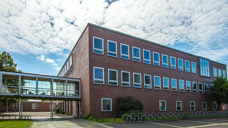 Auf dem Dach des Olympia-Morata-Gymnasiums und der daneben liegenden Walther-Rathenau-Schulen plant die Stadt in den nächsten Jahren den Bau von Photovoltaik-Anlagen.