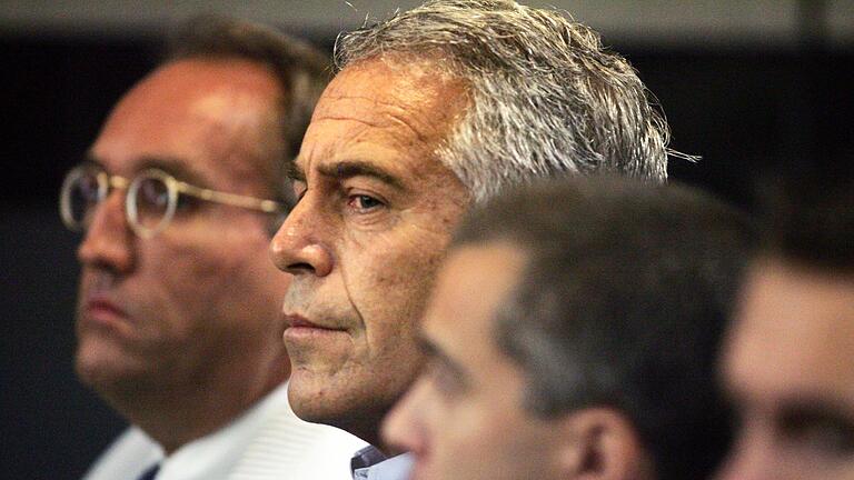 Jeffrey Epstein.jpeg       -  Dokumente mit Klarnamen könnten Aufschluss darüber geben, wer in den Missbrauchsskandal um Multimillionär Jeffrey Epstein (M) verwickelt war.