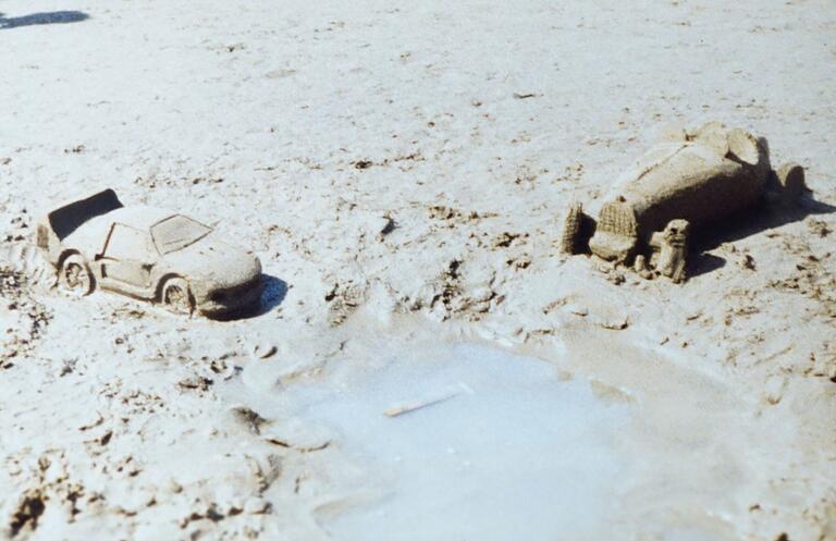 Manfred Herrmann hat schon im Italienurlaub vor vielen Jahren am Strand für Aufsehen gesorgt mit seinen Luxusauto-Nachbauten aus Sand – ein erster Übungsversuch. Manfred Herrmann hat schon im Italienurlaub vor vielen Jahren am Strand für Aufsehen gesorgt mit seinen Luxusauto-Nachbauten aus Sand – ein erster Übungsversuch.
