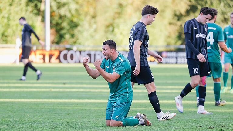 Max Hillenbrand (Bildmitte) vom TSV Abtswind bejubelt den Sieg beim TSV Karlburg, dessen Spieler (von rechts) Jan Martin und Pascal Jeni betrübt den Rasen verlassen.