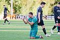 Max Hillenbrand (Bildmitte) vom TSV Abtswind bejubelt den Sieg beim TSV Karlburg, dessen Spieler (von rechts) Jan Martin und Pascal Jeni betrübt den Rasen verlassen.