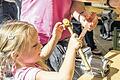Spaß beim Stadtfest       -  (sg)   Bummeln, feiern, Musikhören und nette Leute treffen:  Beim Stadtfest ist einiges geboten auf zehn Plätzen der Stadt. Am Samstag wird von 12 bis 24 Uhr weitergefeiert. Wer will, darf natürlich auch mal was ausprobieren, wie am Platz der Industrie im Rathausinnenhof.