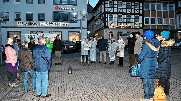 Mit einem Schweigekreis auf dem Marktplatz in Bad Königshofen machten Mitglieder des BN, der Energie-Initiative, der Grünen und interessierte Bürger auf den Jahrestag der Katastrophe in Fukushima aufmerksam.