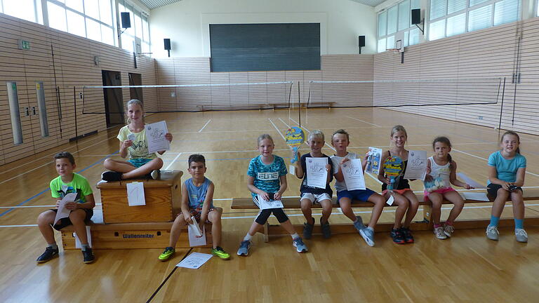 Trotz hochsommerlicher Außentemperaturen nahmen neun Kinder mit großer Begeisterung an dem Ferienprogramm des Badmintonclubs Kirchheim teil. Foto: J. Kreißl