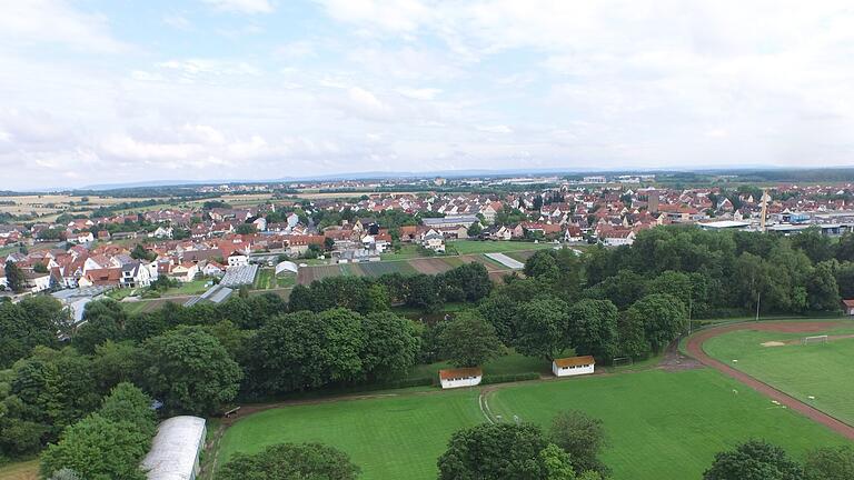 In den Stadtrandgemeinden Sennfeld (im Vordergrund) und Gochsheim (im Hintergrund) hat die Gemeinde keine Bauplätze mehr zu verkaufen. Beide setzen den Fokus auf den Innenbereich.