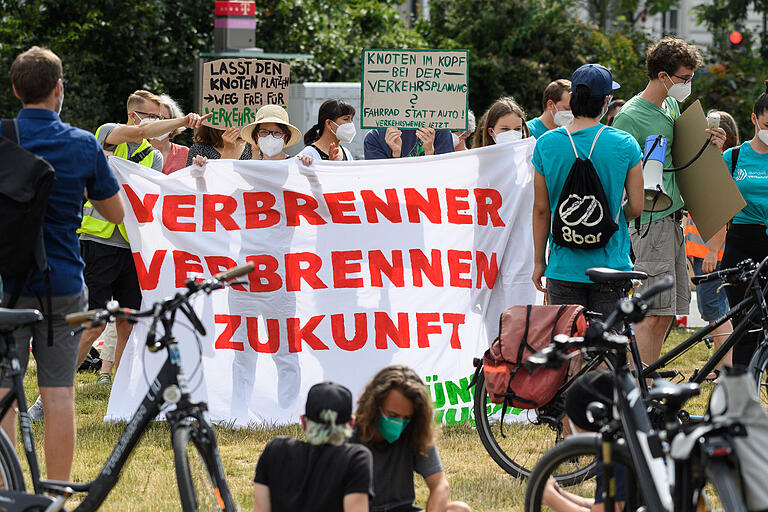 Viele Menschen wünschen sich auch in Würzburg eine Verkehrswende. Im Bild Demonstranten im Sommer am Hauptbahnhof.&nbsp;