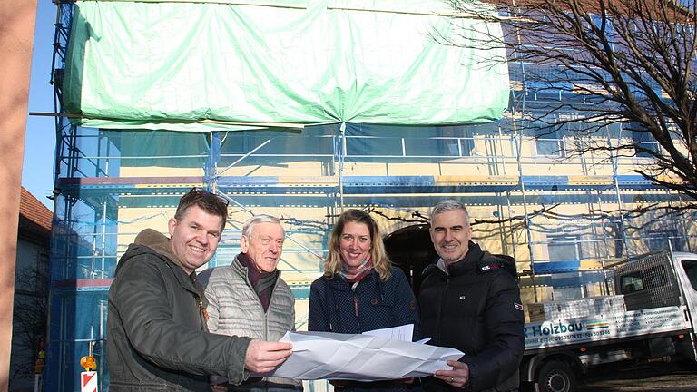 Mario Döpfner (links) und Frank Döpfner (rechts) lassen den früheren Gasthof 'Zur Schwane' in Gerolzhofen (im Hintergrund) sanieren. Von den Architekten Peter Kern (Zweiter von links) und Sandra Kaufhold stammen die Pläne für die Einrichtung von Büroräumen und Wohnungen.