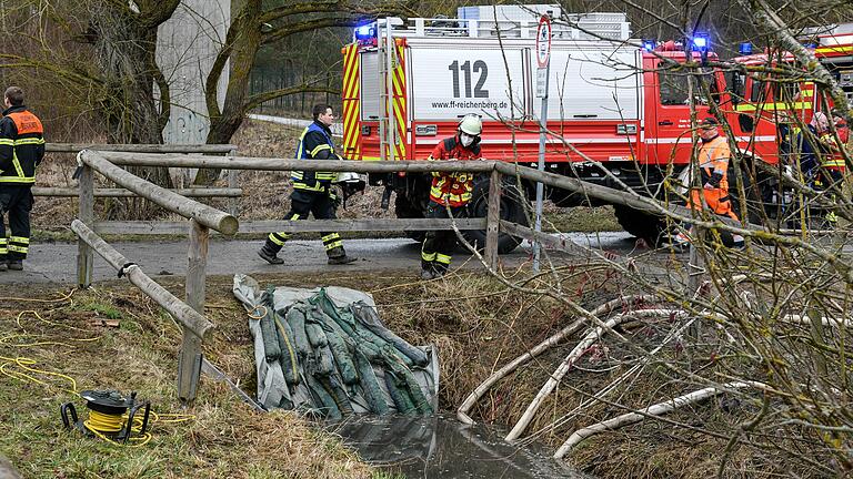 Im Rottenbaurer Grund pumpt die Würzburger Feuerwehr ausgetretene Gülle aus dem Heigelsbach.&nbsp;Damit die Güllewelle nicht nach Würzburg fließt, wurde ein Damm im Bach angelegt.