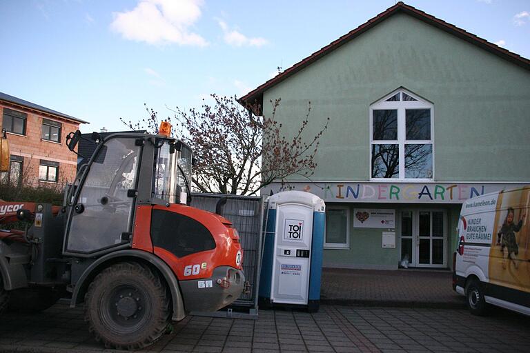 Der Erdaushub für den Anbau am Kindergarten in Martinsheim soll in Kürze beginnen. Der Bauausschuss legte in seiner Sitzung einige weitere Details für die Erweiterung fest. Der Erdaushub für den Anbau am Kindergarten in Martinsheim soll in Kürze beginnen. Der Bauausschuss legte in seiner Sitzung einige weitere Details für die Erweiterung fest.