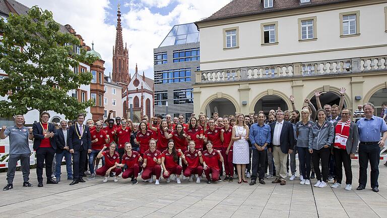 Die Stadt Würzburg gab für die Damen- und Herrenfußballmannschaft der Würzburger Kickers einen Empfang anlässlich des Aufstiegs der beiden Teams in die 2. Bundesliga. Dabei ging es jedoch kurzzeitig enger zu als geplant.