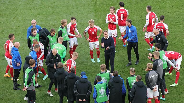 Dänemarks Trainer Kasper Hjulmand und sein Team rücken nach dem Zusammenbruch von Christian Eriksen eng zusammen. Dänemarks Trainer Kasper Hjulmand und sein Team rücken nach dem Zusammenbruch von Christian Eriksen eng zusammen.