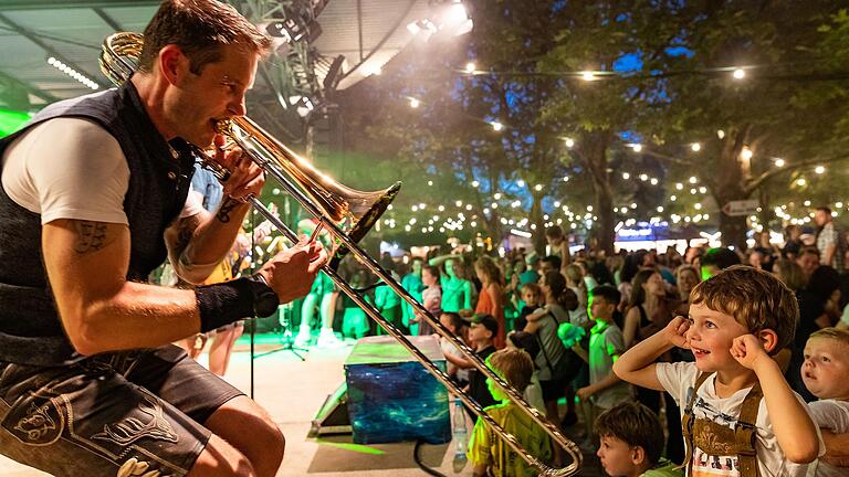 Musikalischer Dialog zwischen Groß und Klein beim Fränkischen Weinfest in Volkach am Montagabend. Für die musikalische Unterhaltung sorgten die 'Würzbuam'.