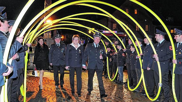 Ein Schlauchspalier hatten die Eibelstadter Feuerwehrleute für ihre scheidenden Kommandanten und ihre Ehefrauen vor dem Rathaus ausgebaut.