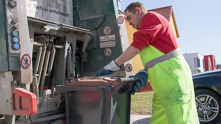 Der Lader läuft meist hinter dem Müllfahrzeug, um die Tonnen einzuhängen. Daher muss der Fahrer besonders aufpassen. Der Tote Winkel des Dreiachsers ist groß. Rückwärtsfahren ist also nicht ungefährlich. Der Lader läuft meist hinter dem Müllfahrzeug, um die Tonnen einzuhängen. Daher muss der Fahrer besonders aufpassen. Der Tote Winkel des Dreiachsers ist groß. Rückwärtsfahren ist also nicht ungefährlich.