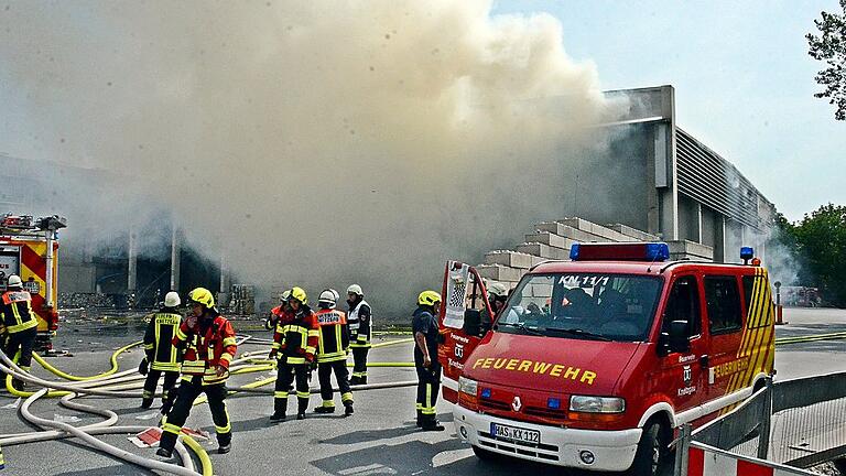 An die 200 Feuerwehrleute waren am Montag bei einem Brand in einem Entsorgungsfachbetrieb in der Knetzgauer Klingenstraße im Einsatz.