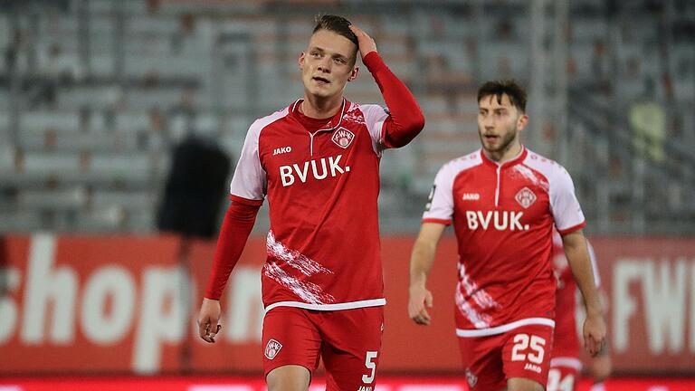 Fällt bei den Kickers aufgrund einer Coronainfektion gegen den 1. FC Saarbrücken aus: Leon Schneider (vorne, im Hintergrund Dominik Meisel) Fällt bei den Kickers aufgrund einer Coronainfektion gegen den 1. FC Saarbrücken aus: Leon Schneider (vorne, im Hintergrund Dominik Meisel)
