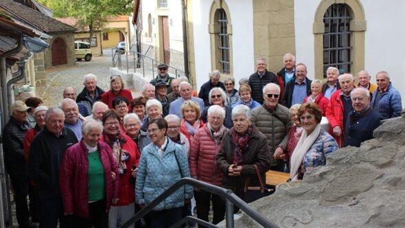 Die CSU-Senioren bei der Besichtigung der Kirchenburg in Hüttenheim.