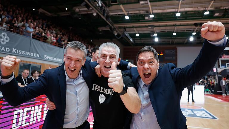 Assistenztrainer Dejan Mihevc, Athletiktrainer Paco Scekic (Wuerzburg Baskets) und Headcoach Sasa Filipovski von den Würzburg Baskets nach dem Sieg gegen Alba Berlin. Assistenztrainer Dejan Mihevc, Athletiktrainer Paco Scekic (Wuerzburg Baskets) und Headcoach Sasa Filipovski von den Würzburg Baskets nach dem Sieg gegen Alba Berlin.