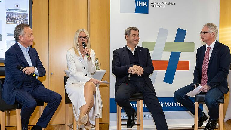 Im Rahmen einer Podiumsdiskussion bei der IHK Würzburg-Schweinfurt sprachen BIHK-Präsident&nbsp;Klaus Josef Lutz und IHK-Präsidentin Caroline Trips mit Ministerpräsident Markus Söder (von links) über aktuelle Wirtschaftspolitik. Es moderierte BR-Journalist Norbert Steiche (rechts).