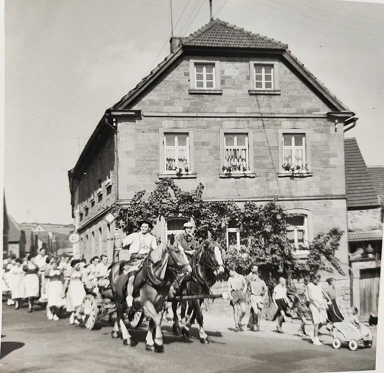 Einmal durch den Ort ging es bei der Kirchweih im Jahr 1957