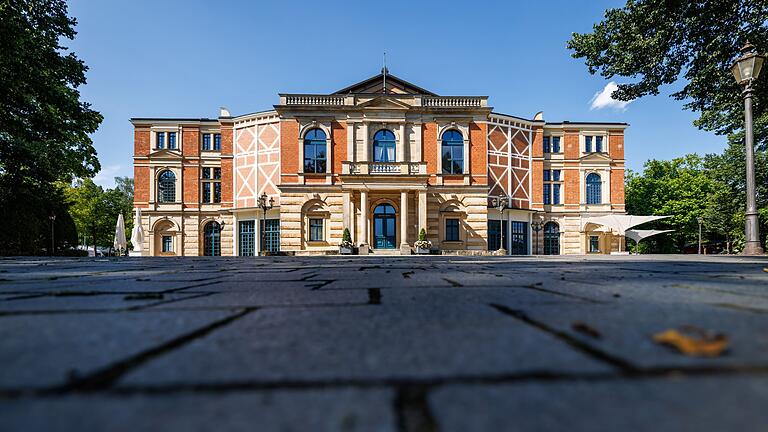 Festspielhaus Bayreuth       -  Claudia Roth ruderte nach ihrem Vorschlag, nicht nur Wagner in Bayreuth zu spielen, zurück.