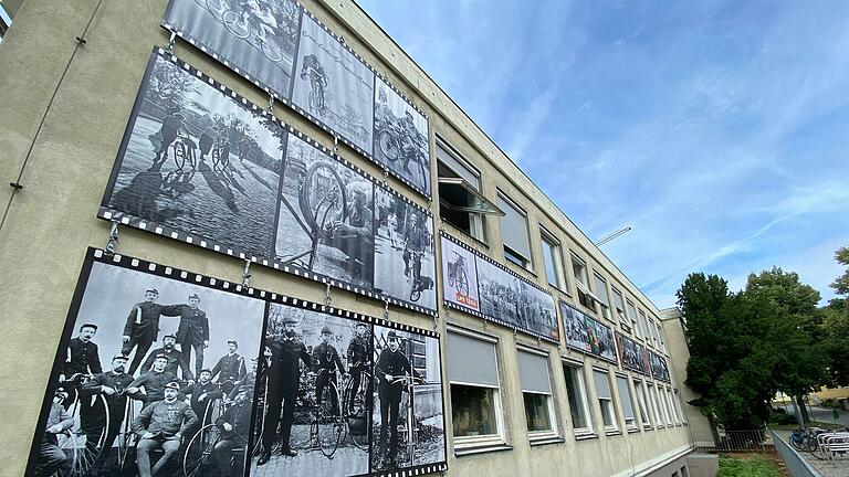 Als Zeitstrahl ab Ende des 19. Jahrhunderts bis in die Gegenwart ist die neue Open-Air-Ausstellung des Stadtarchivs zum Thema Fahrrad in Schweinfurt gestaltet, zu sehen auf Bannern an der Fassade des Friedrich-Rückert-Baus.