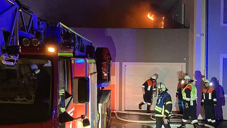 Ein Wohnhausbrand im Volkacher Stadtteil Dimbach rief am Freitagabend zahlreiche Feuerwehrleute auf den Plan.