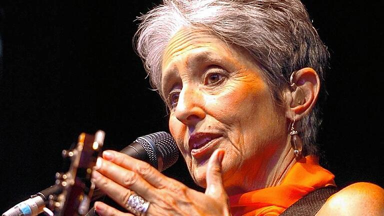 Joan Baez wird 65 Jahre alt       -  Joan Baez:  &bdquo;Die jungen Leute wissen gar nicht mehr, wofür sie sich einsetzen sollen, weil überall alles schiefläuft.&ldquo;