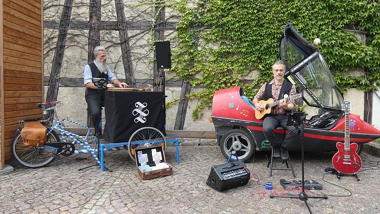 Die 'Zeiler Zittherpartie' mit den beiden Musikern Thomas Zrieschling und Klaus Neubert umrahmte die Eröffnungsfeier musikalisch, wobei sie ihre alternativen Fahrzeuge perfekt ins Bühnenbild einbanden.