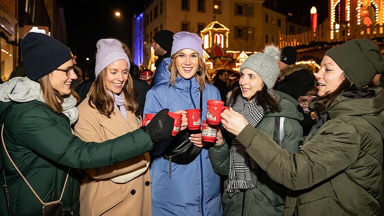 In Gemeinsamkeit schmeckt der Glühwein – wie hier auf dem Würzburger Weihnachtsmarkt – doch gleich viel besser.&nbsp;