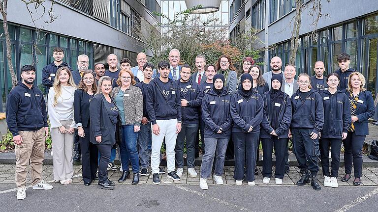 Innenminister Joachim Herrmann (hinten Mitte) feierte mit den 'Heroes' das zehnjährige Bestehen des Projektes in Schweinfurt. Zum Geburtstagsfest waren viele Gratulanten aus&nbsp;Politik, Bildung und Öffentlichkeit gekommen.&nbsp;