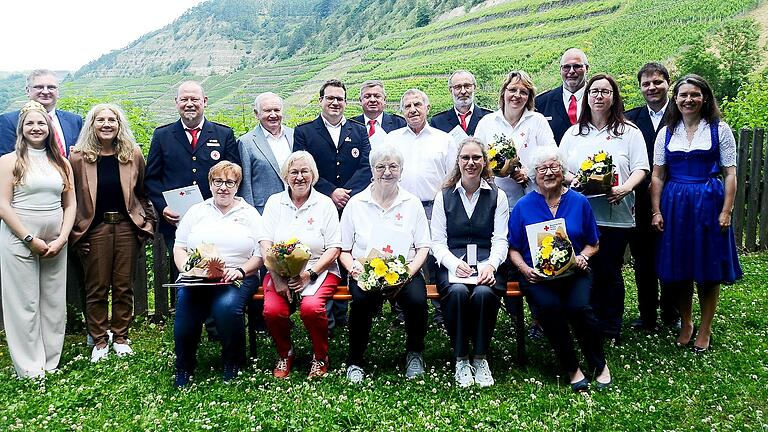 Ehrengäste und Geehrte stellten sich zu einem 'Familien-Foto' im Schlossgarten. Ganz rechts im Bild ist Landrätin Sabine Sitter.