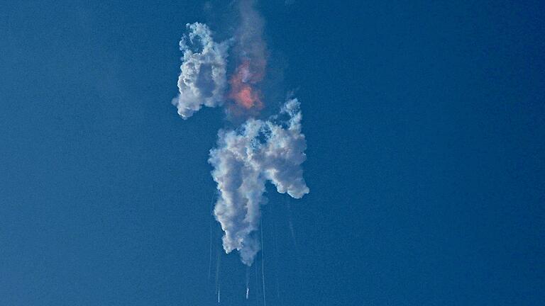 Nach &bdquo;Starship&rdquo;-Explosion: FAA fordert SpaceX zu Korrekturen auf       -  Beim Erststart des größten jemals gebauten Raketensystems der Raumfahrtgeschichte kam es zu Explosionen.