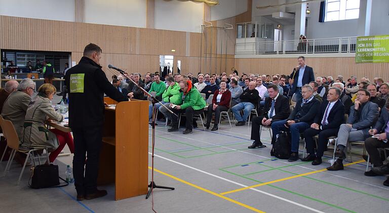 Etwa 350 Landwirte aus ganz Unterfranken diskutierten im Freizeitzentrum Waigolshausen mit CSU-Politikern.