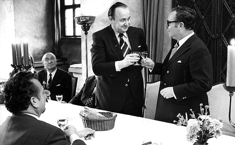 1974 empfängt OB Klaus Zeitler Bundesaußenminister Hans-Dietrich Genscher (FDP) im Wenzelsaal des Rathauses.