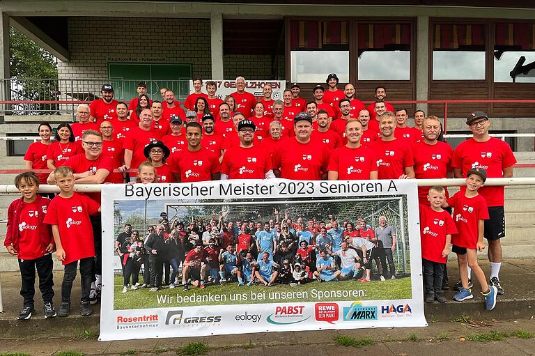 Bevor es nach Rodgau ging, trafen sich Mannschaft und Anhänger im heimischen Steigerwald-Stadion und stimmten sich auf das Großereignis in Hessen ein. Bevor es nach Rodgau ging, trafen sich Mannschaft und Anhänger im heimischen Steigerwald-Stadion und stimmten sich auf das Großereignis in Hessen ein.