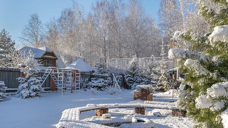 Der erste Schnee ist in diesem Winter bereits gefallen. Doch bevor es so richtig eisig kalt und dauerhaft weiß wird, gibt es im Garten noch einiges zu tun.